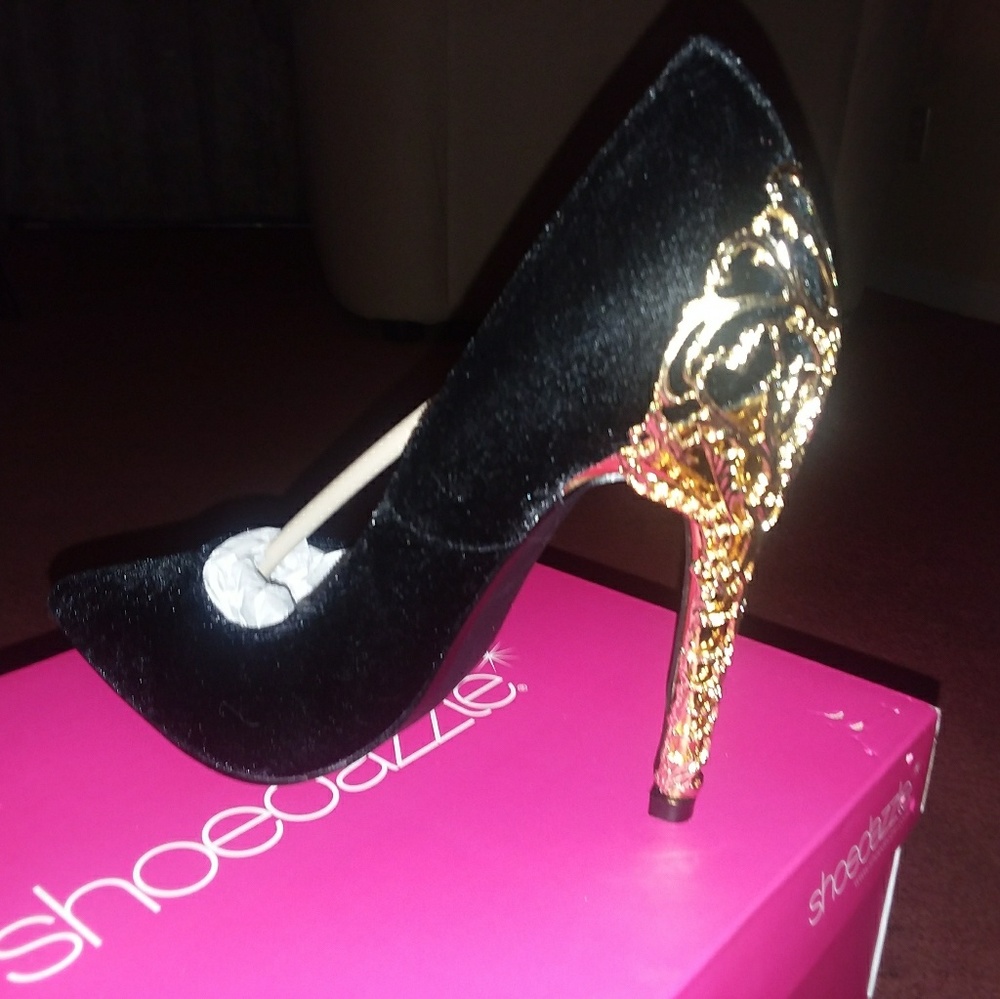 New black velvet heels
